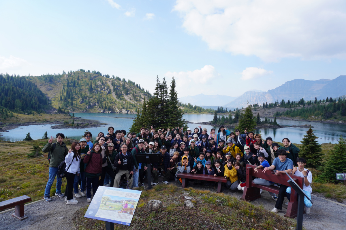 Large group of ELS students outdoors in Banff