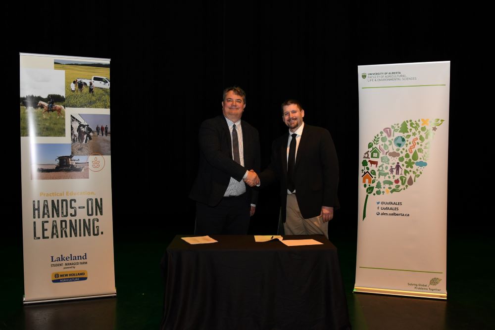 A photo of Dean Stan Blade and Lakeland Dean of Agircultural Science Geoff Brown shaking hands.