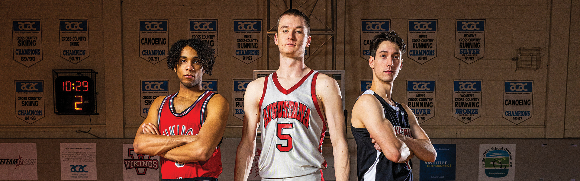 Photo of Vikings men's basketball players in vintage jerseys.