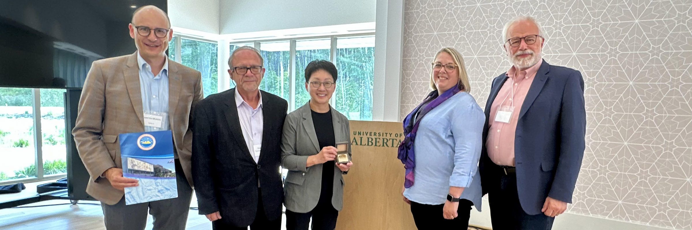 University of Alberta representatives with the medal presented by the Universidad de Oriente. 