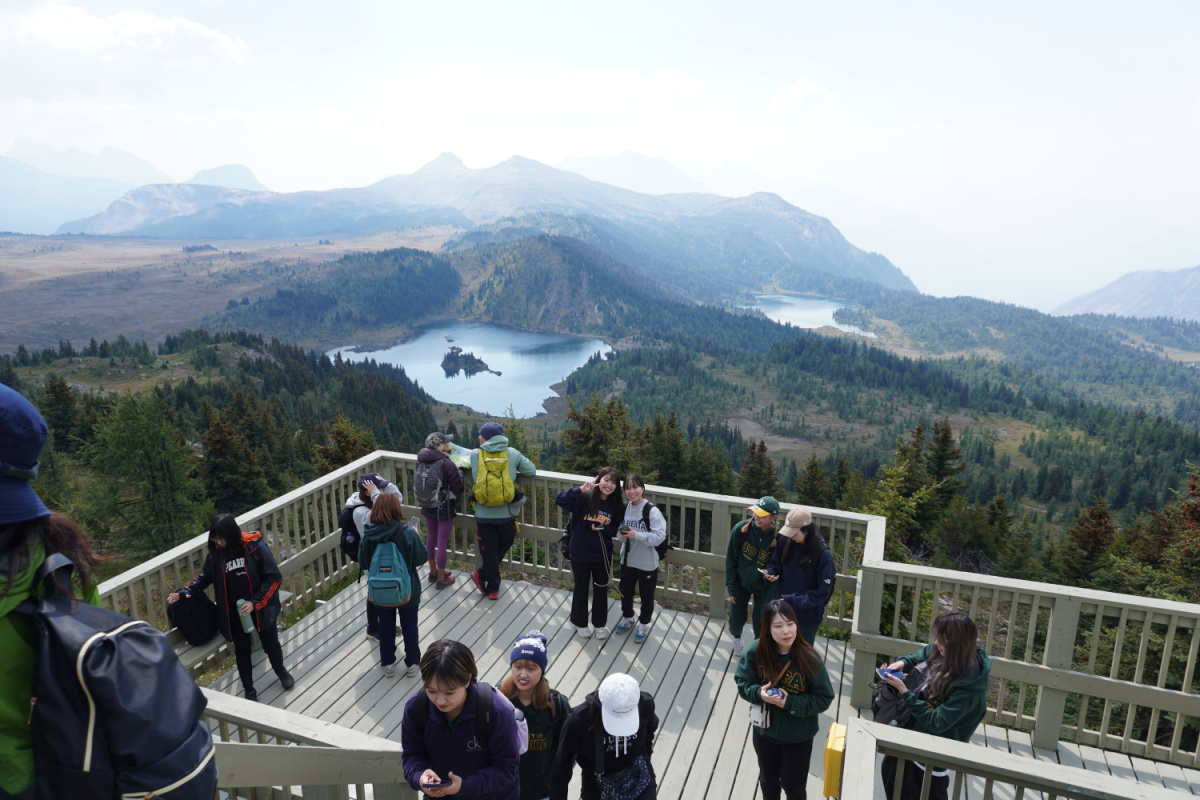 Large group of ELS students on platform on a mountain in Banff