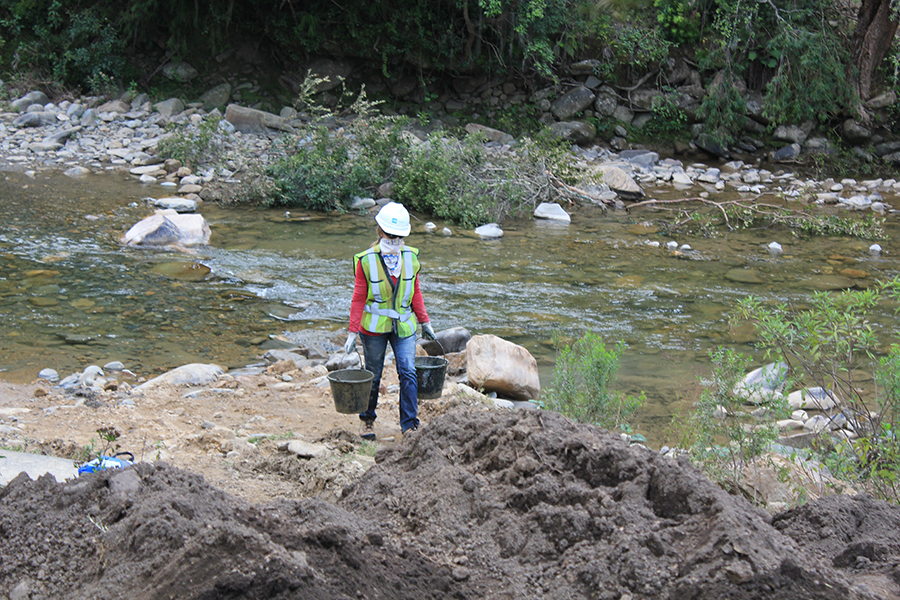 UAlberta Chapter of Bridges to Prosperity working in Chavarrias, Bolivia