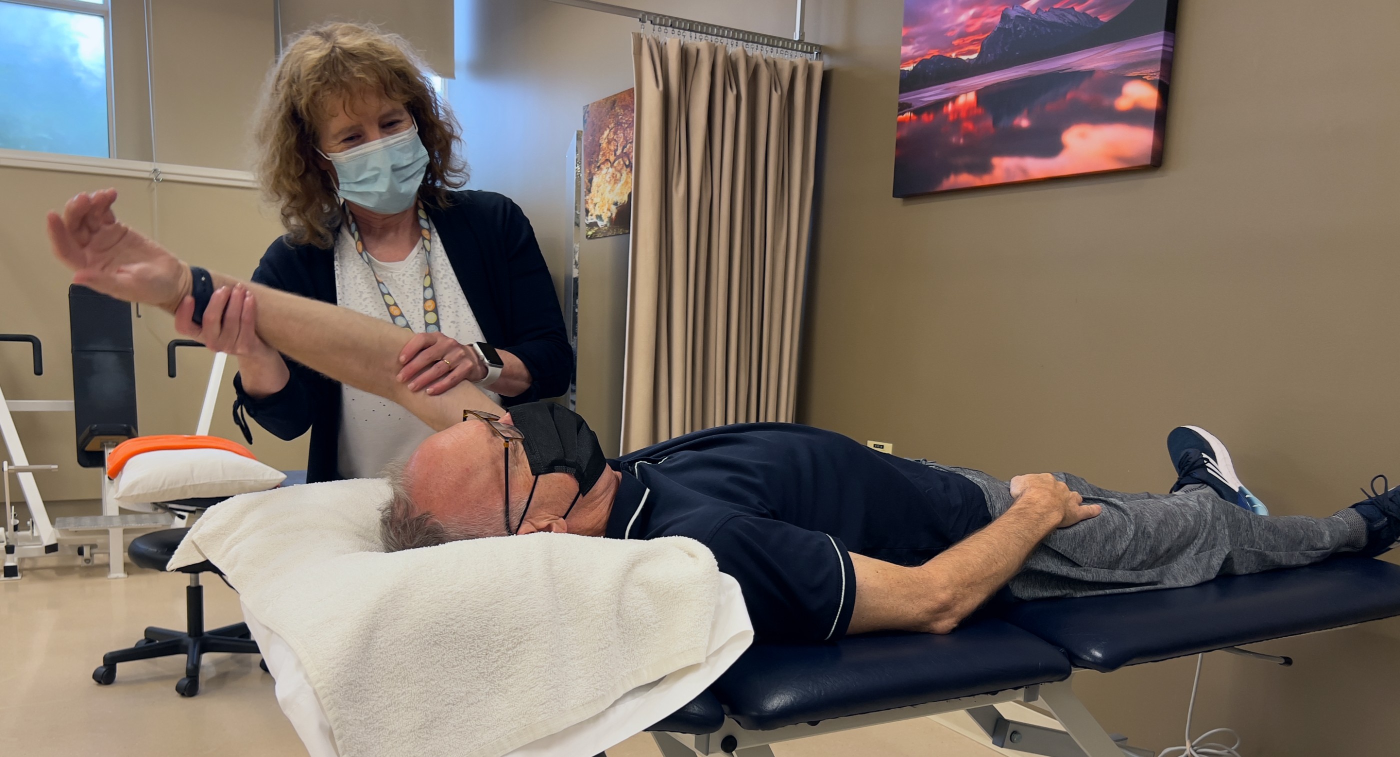 Physical therapy professor and ACE study principal investigator Margie McNeely works with Dave Jamieson at the U of A's Cancer Rehabilitation Clinic. (Photo: Nate Lam)