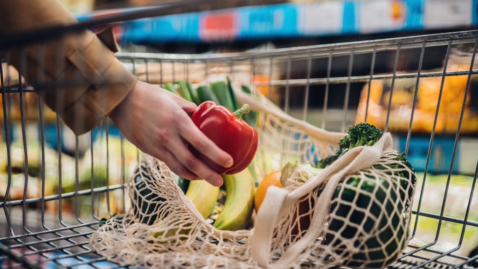 Grocery cart filled with produce. (Photo: Getty Images)