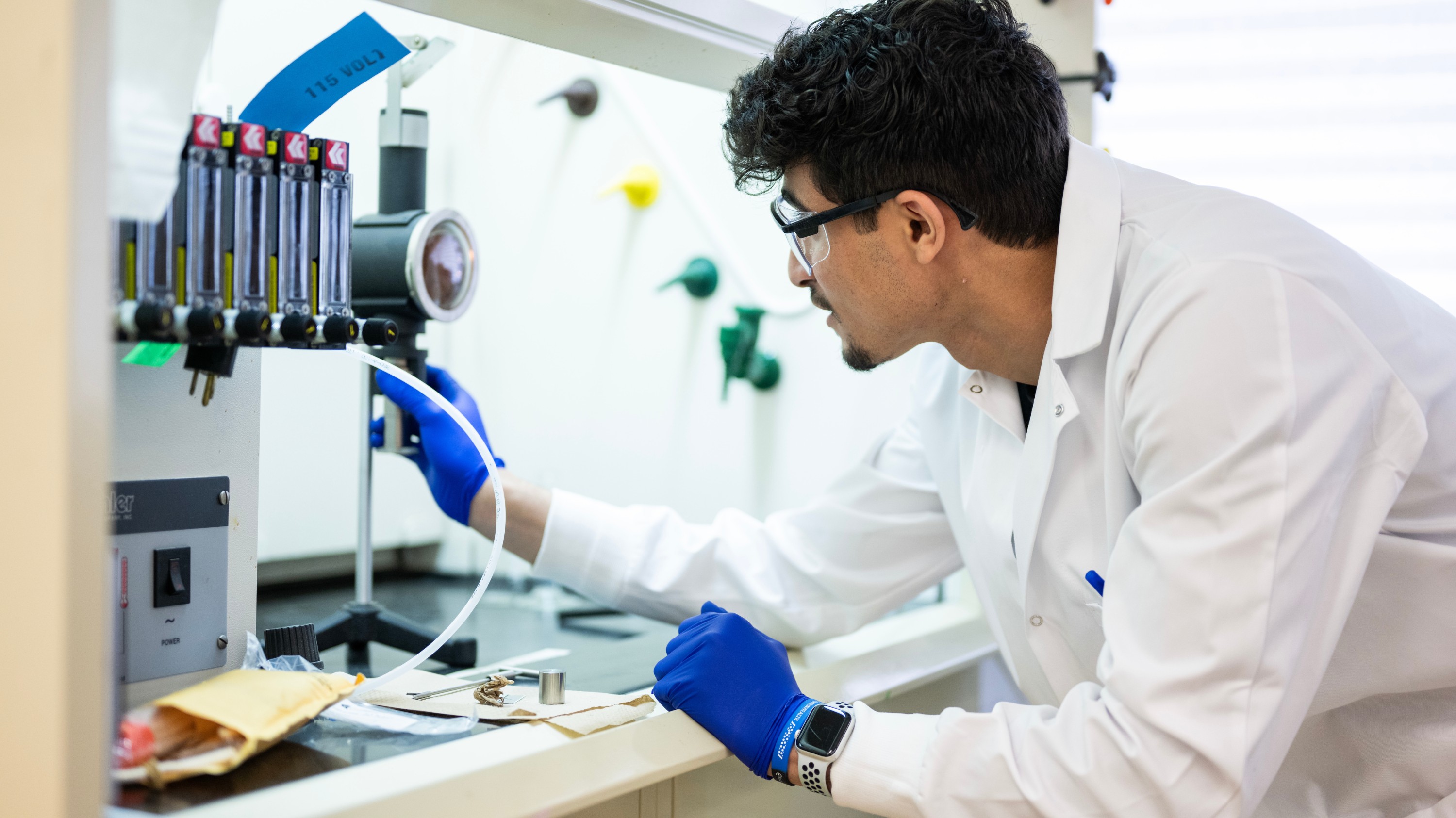 Environmental science master’s grad Zakl Kaal works in U of A researcher David Bressler’s lab. (Photo: John Ulan)