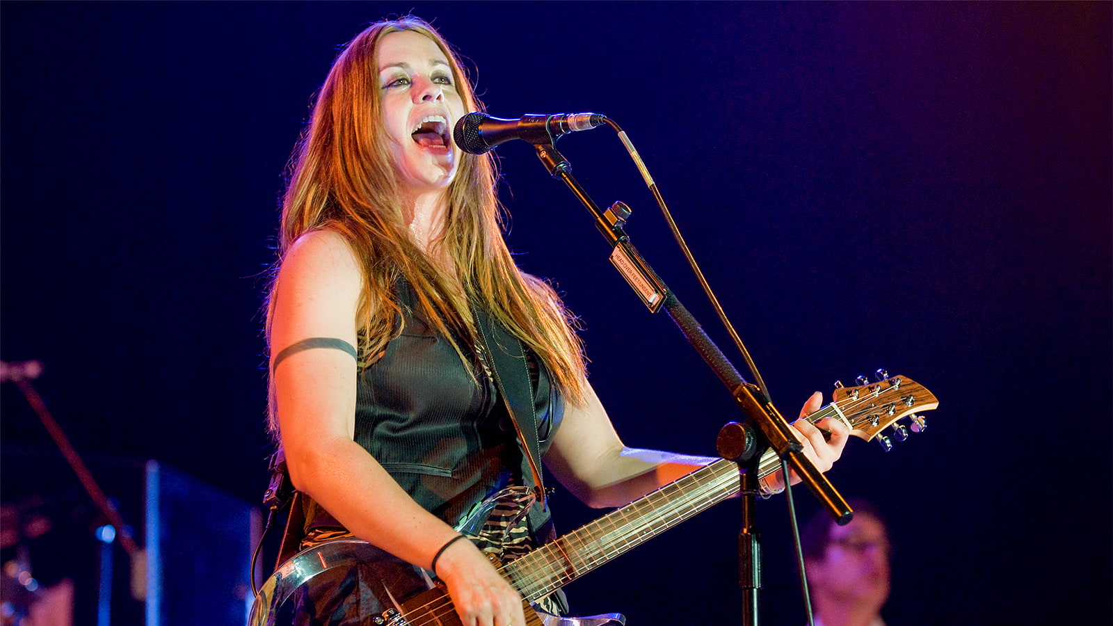 Alanis Morissette performs on stage. (Photo: livepict.com, CC BY-SA 3.0)