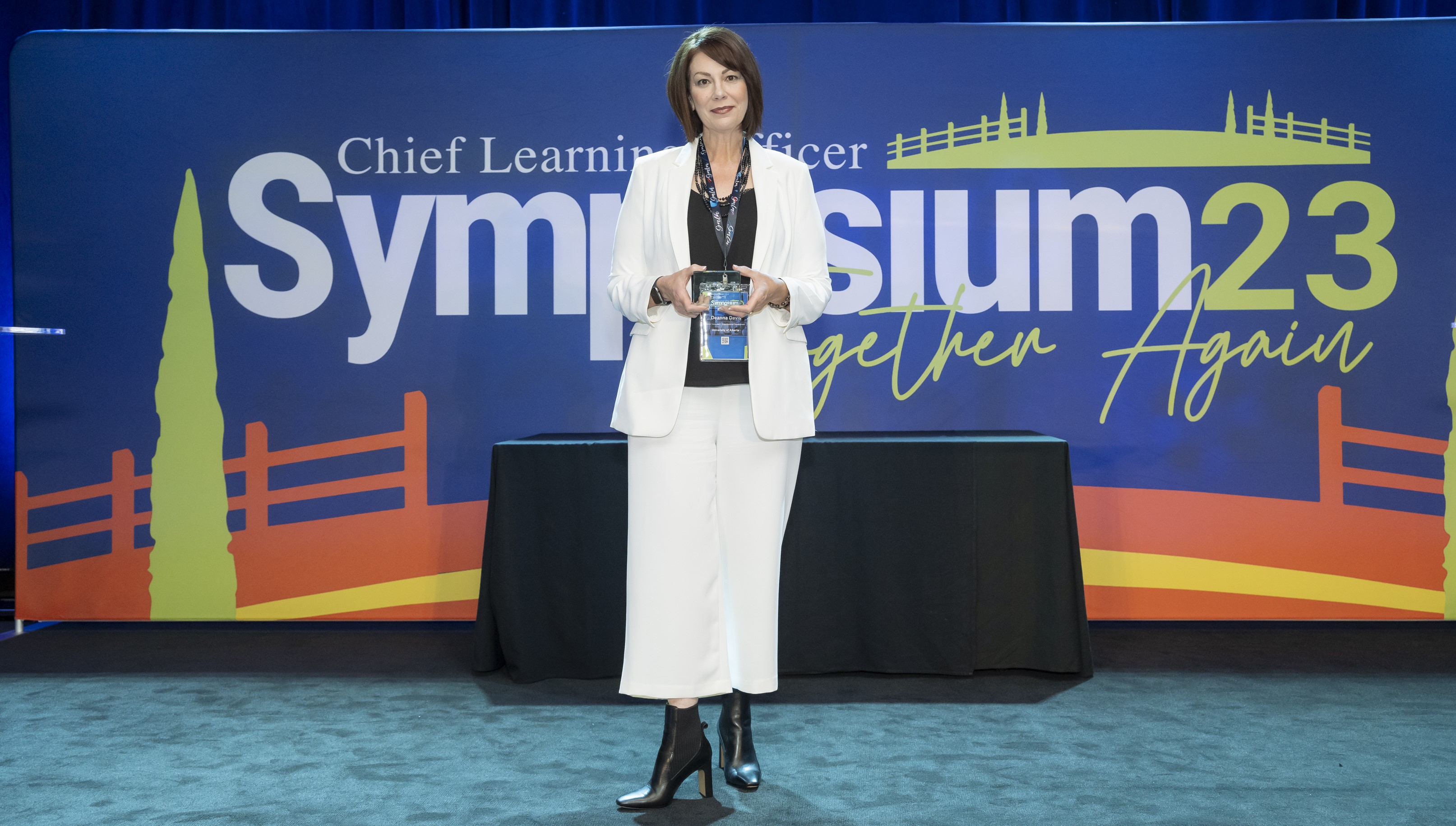 deanna-davis-accepts-learningelite-award.jpg