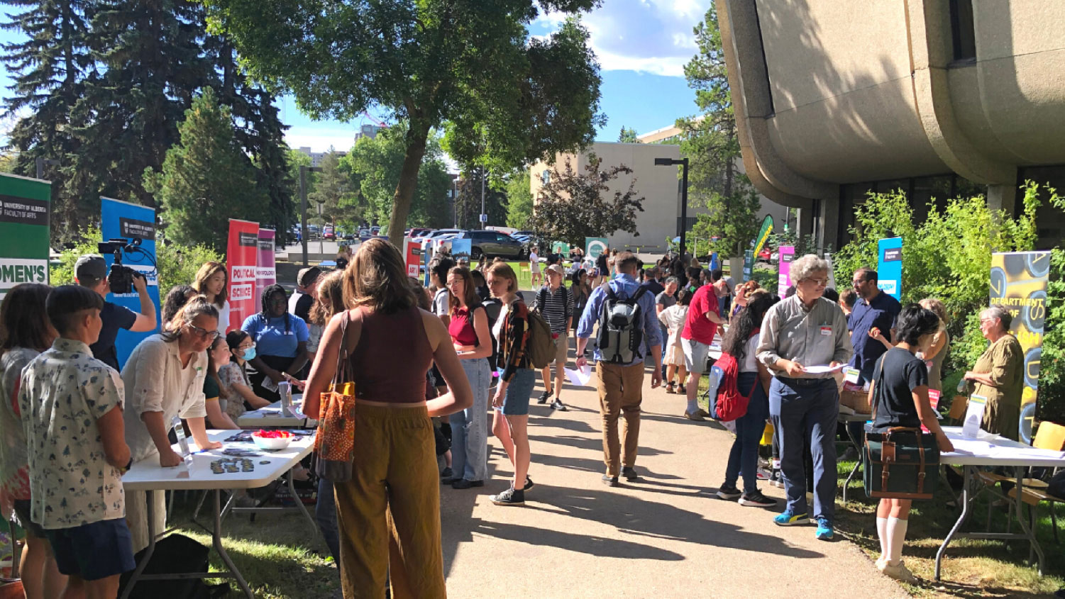 Students wandering around the orientation fair