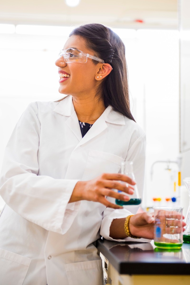 Undergraduate students in a chemistry lab in the Gunning/Lemieux Chemistry Centre.