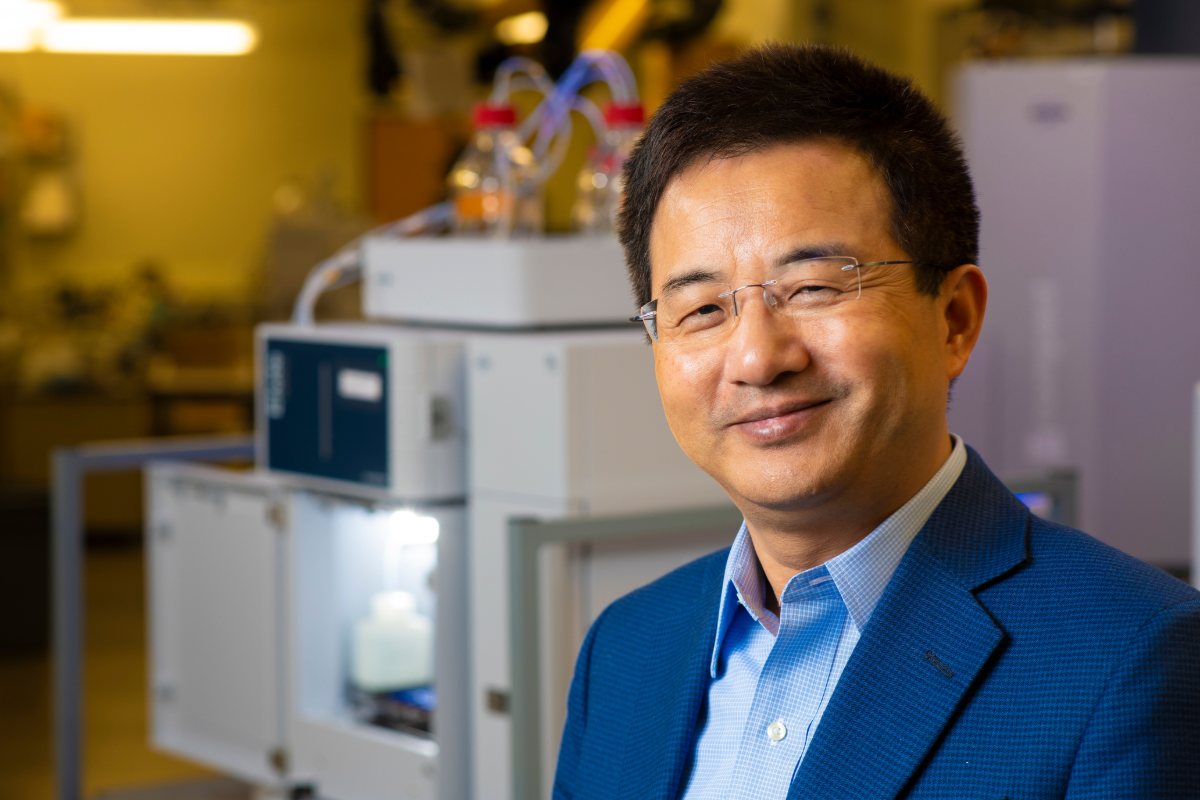 Mass spectrometry and metabolomics expert Liang Li honoured in 2019 class of fellows.