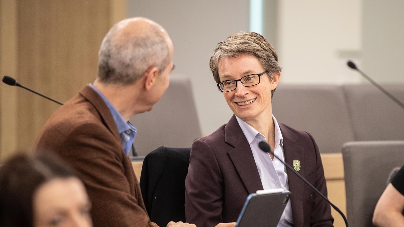 Fiona Kelly chats with other attendees