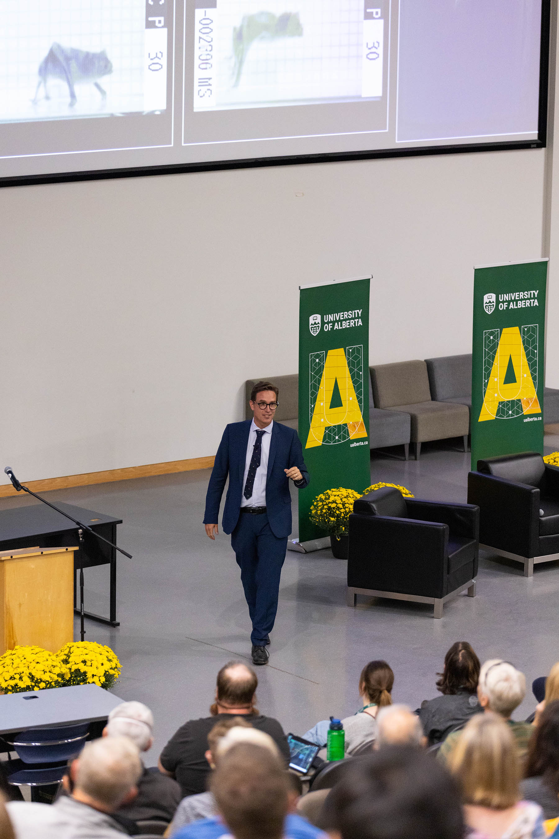 U of A alumnus and science communicator Dan Riskin giving a talk