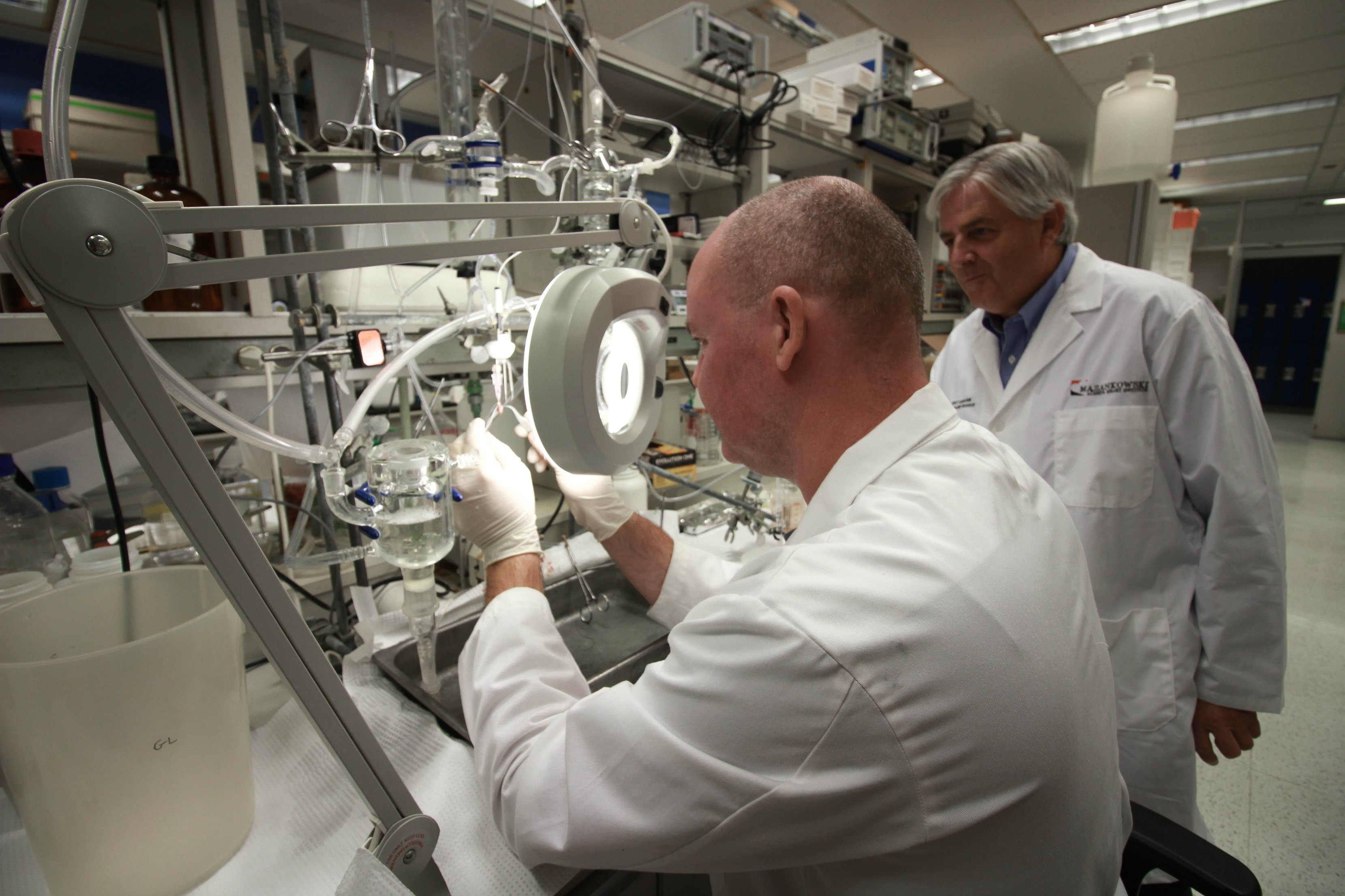 Gary Lopaschuk and colleague in his lab
